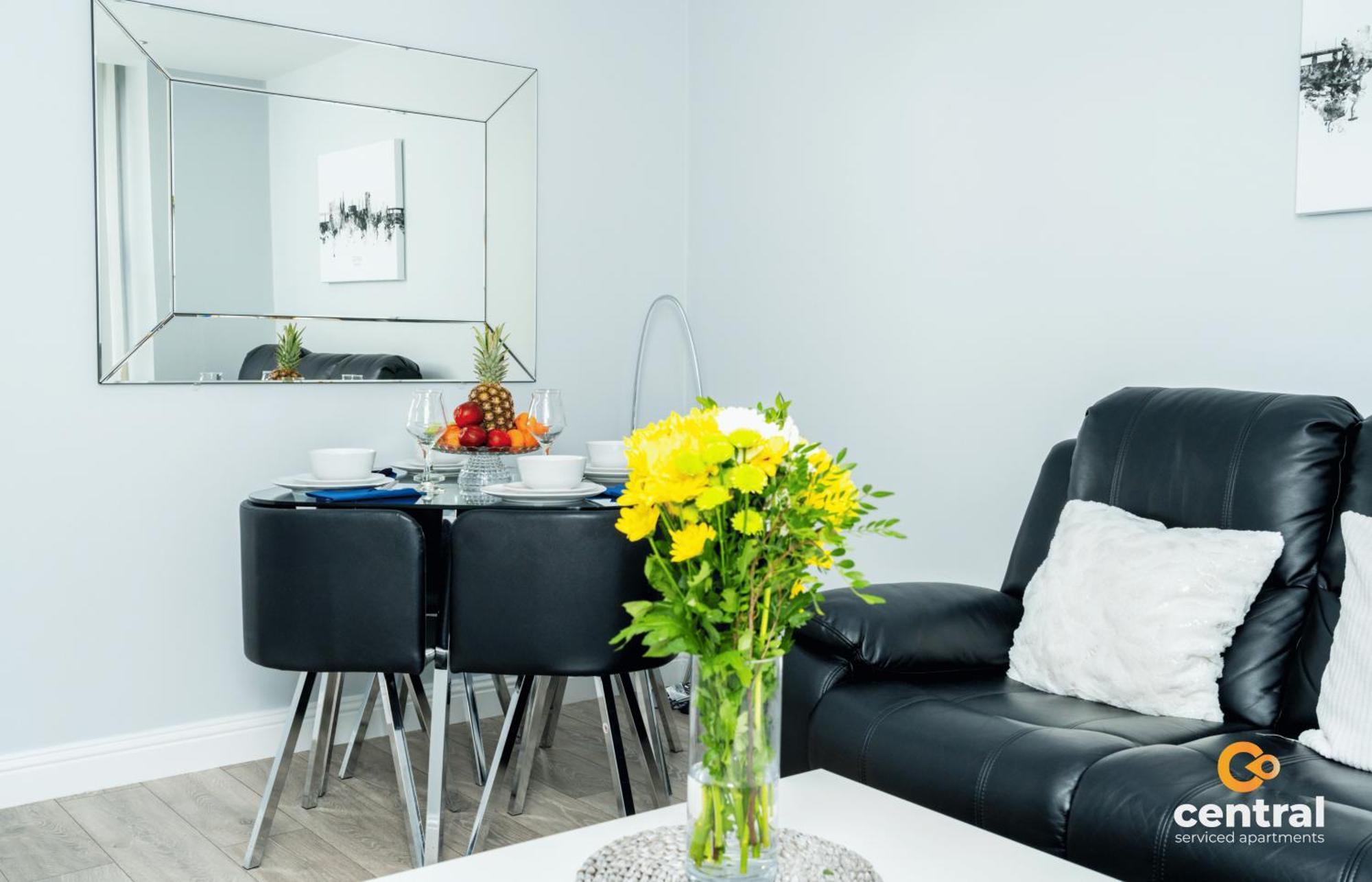 Central Serviced Apartments - 2 Bedroom - Ground Floor - Monthly & Weekly Bookings Welcome - Free Street Parking - 2 Double Beds - Wifi - Smart Tvs In Rooms - Fully Equipped - Heating 24-7 - Contractor & Short Stay Favourite ดันดี ภายนอก รูปภาพ